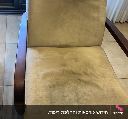 כורסה מרופדת בבד בהיר עם ידיות עץ כהות